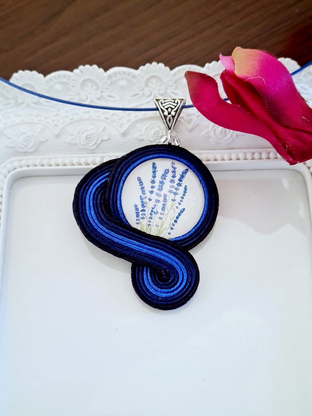 Pandantiv soutache bleumarin cu levănțică