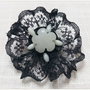BROSA- DANTELA NEAGRA SI FLORICICA JAD ALB
