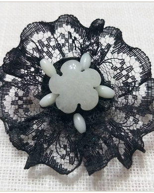 BROSA- DANTELA NEAGRA SI FLORICICA JAD ALB