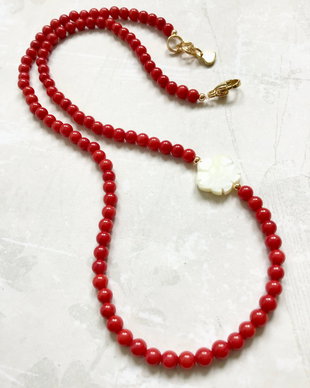 Colier MARTISOR CHOKER Coral rosu & floare sidef alb
