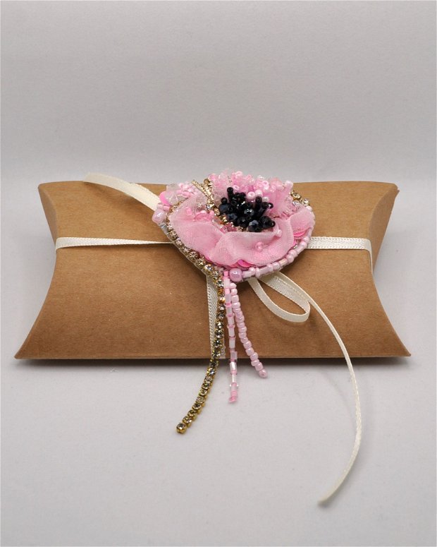 brosa brodata mac roz 3Dcu margele si  cristale, handmade brosa floare accesorii femei, bijuterii cadou
