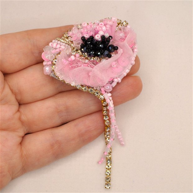 brosa brodata mac roz 3Dcu margele si  cristale, handmade brosa floare accesorii femei, bijuterii cadou