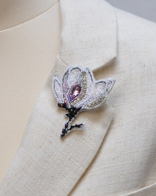 brosa brodata handmade magnolie atelier maiastra cristale Austria