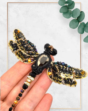brosa libelula negru auriu 3D Swarovski handmade, brosa insecta, brosa brodata , brosa margele bijuterii brodate
