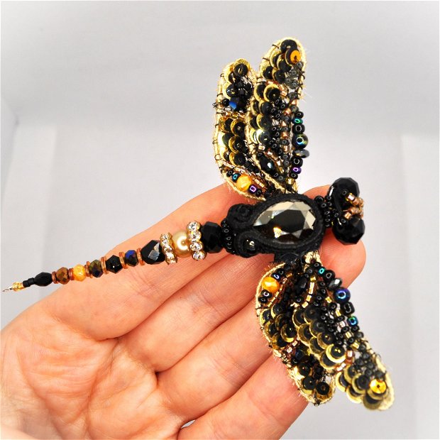 brosa libelula negru auriu 3D Swarovski handmade, brosa insecta, brosa brodata , brosa margele bijuterii brodate