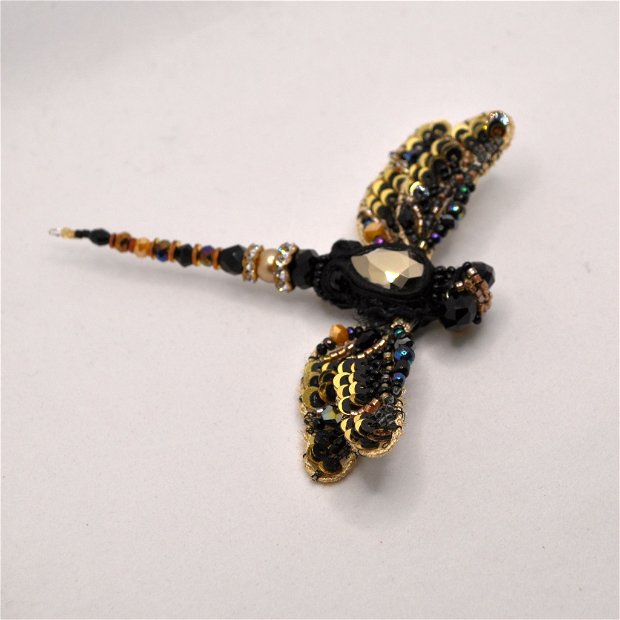 brosa libelula negru auriu 3D Swarovski handmade, brosa insecta, brosa brodata , brosa margele bijuterii brodate