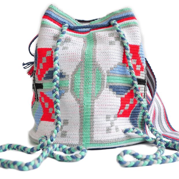 geanta handmade crosetata manual, ornamentata cu motivul popular din Moldova miez de nucă, rucsac crosetat