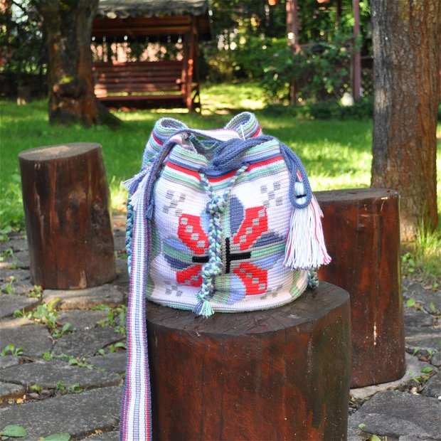 geanta handmade crosetata manual, ornamentata cu motivul popular din Moldova miez de nucă, rucsac crosetat