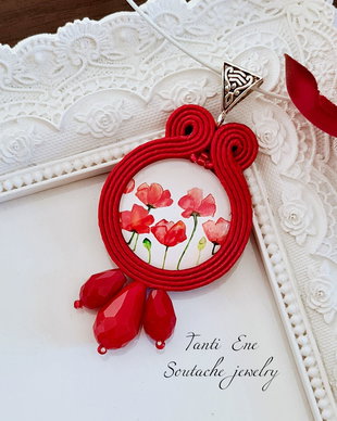 Pandantiv rosu cu maci, Pandantiv soutache