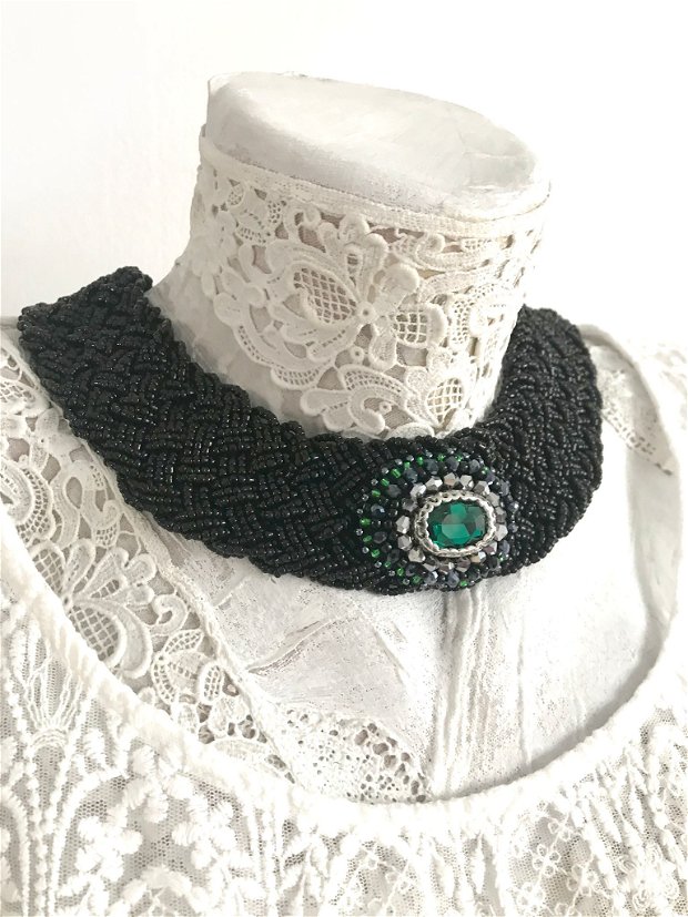 Colier elegant cu accesoriu verde smarald・Cristal verde smarald・Colier cu margele negre