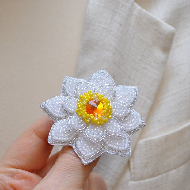 brosa handmade nufar alb brodata margele cristale 3D , bijuterii handmade , brosa lotus