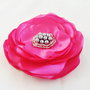 brosa floare roz intens cu perle argintii si margelute  10,5  cm