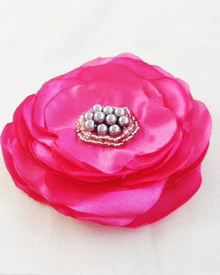 brosa floare roz intens cu perle argintii si margelute  10,5  cm