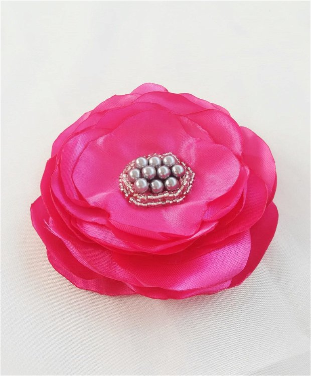 brosa floare roz intens cu perle argintii si margelute  10,5  cm