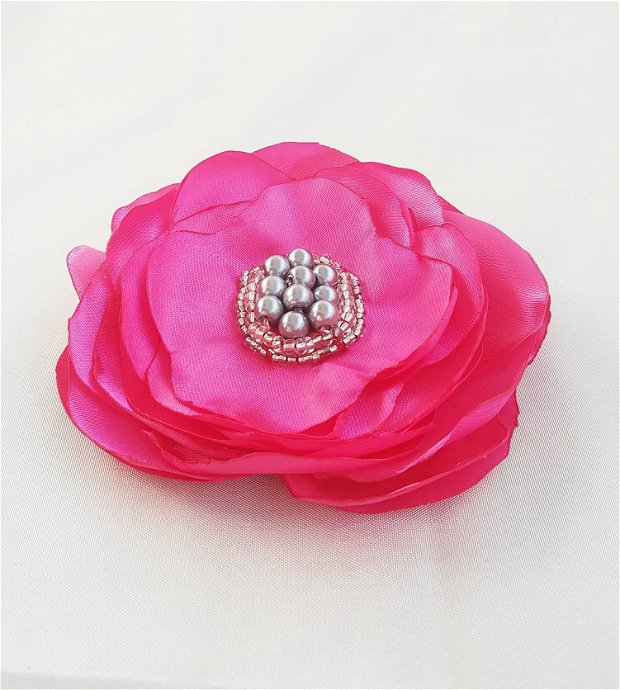 brosa floare roz intens cu perle argintii si margelute  10,5  cm