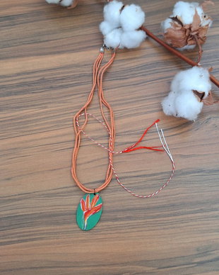 Martisor pictat/pandantiv din lemn pictat cu strelitia