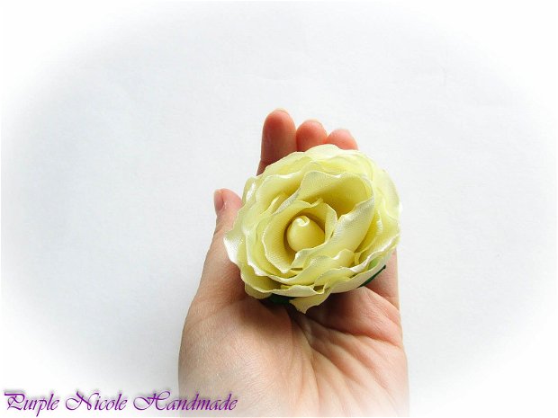 Delicat - brosa trandafir alb unt