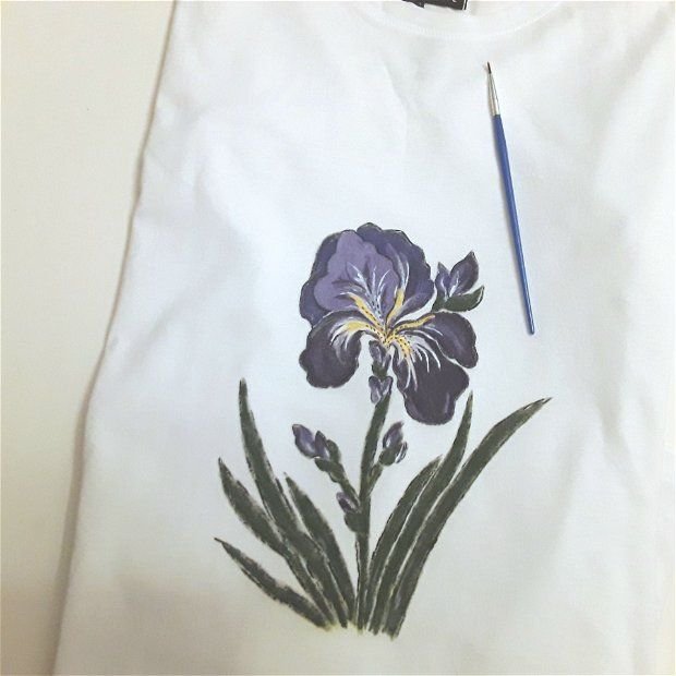 Tricou pictat floare de iris