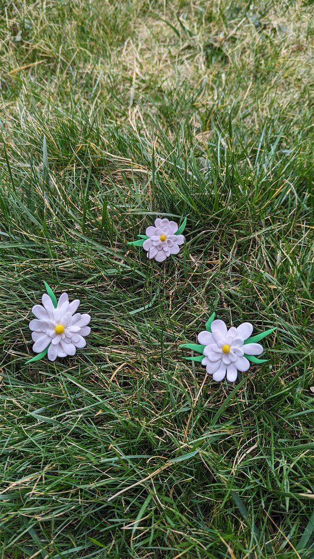 Vestitorii primăverii(mărțișoare)- Broșe din spumă modelatoare ce reprezintă flori
