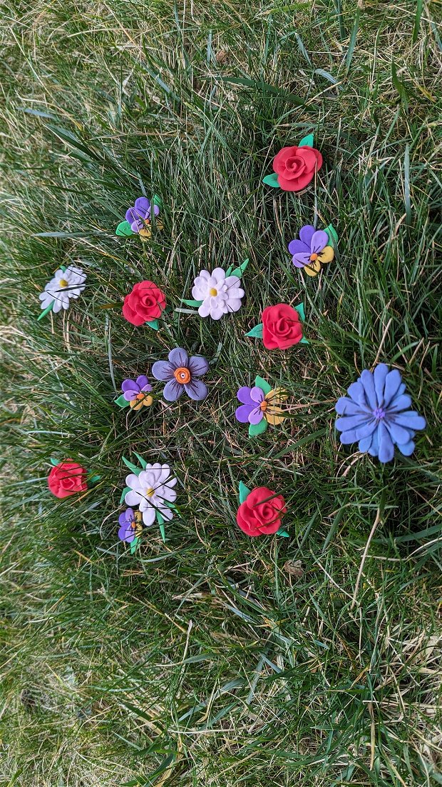 Vestitorii primăverii(mărțișoare)- Broșe din spumă modelatoare ce reprezintă flori