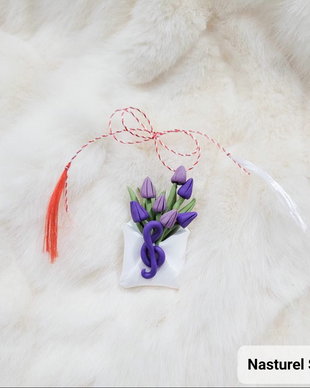 Brosa martisor: Plic cu lalele
