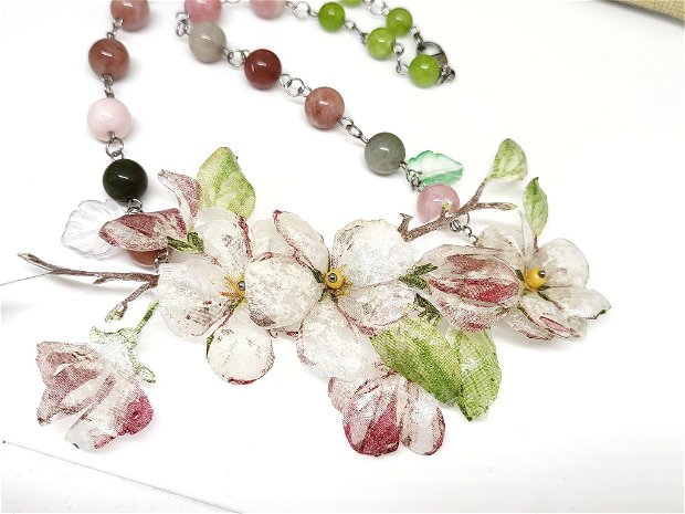 Colier -flori de cires si jad