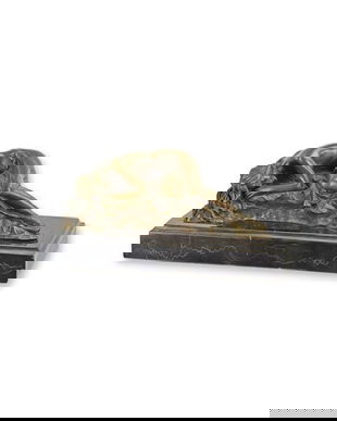 Frumoasa adormita-statueta din bronz pe un soclu din marmura