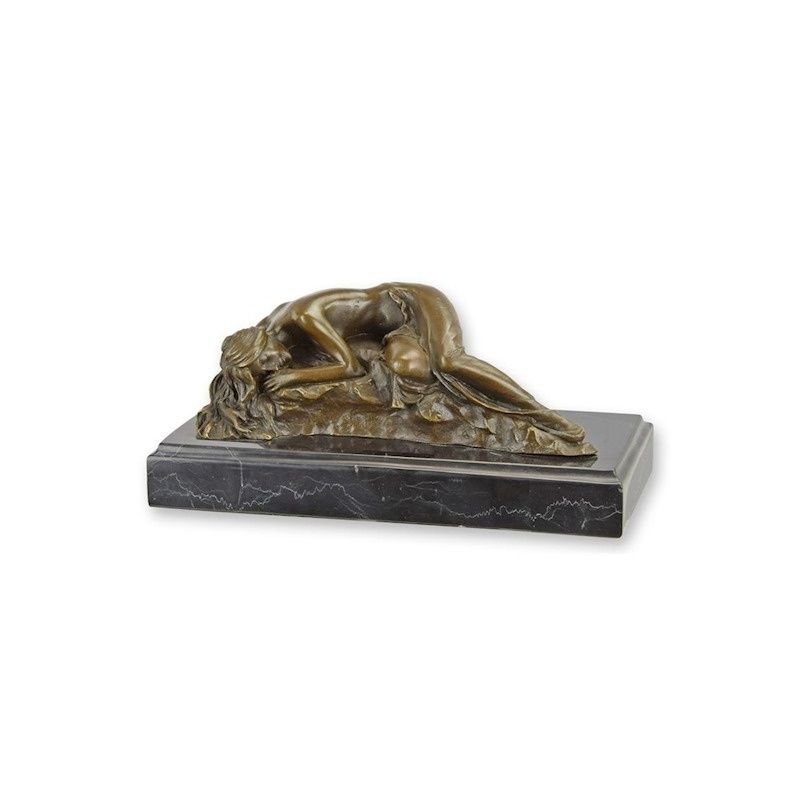 Frumoasa adormita-statueta din bronz pe un soclu din marmura