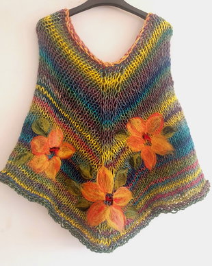 Poncho cu flori impaslite