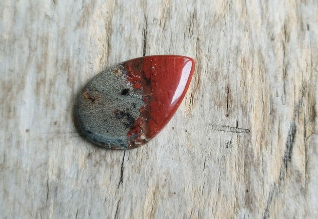 Cabochon jasp rosu cu pirita, 30x20 mm