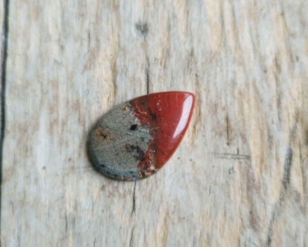 Cabochon jasp rosu cu pirita, 30x20 mm