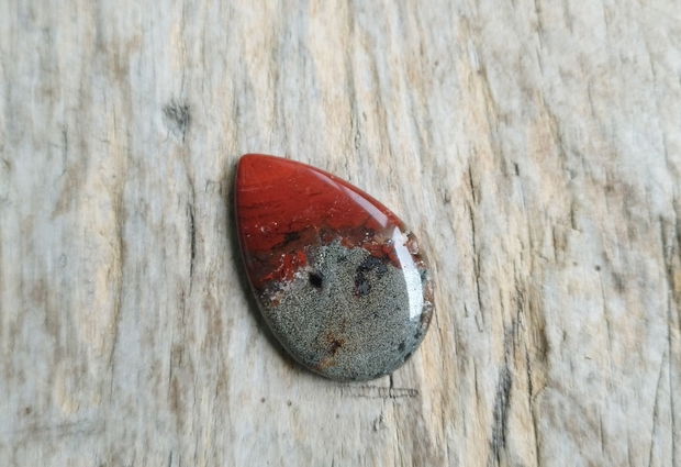 Cabochon jasp rosu cu pirita, 30x20 mm