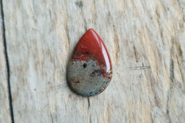 Cabochon jasp rosu cu pirita, 30x20 mm