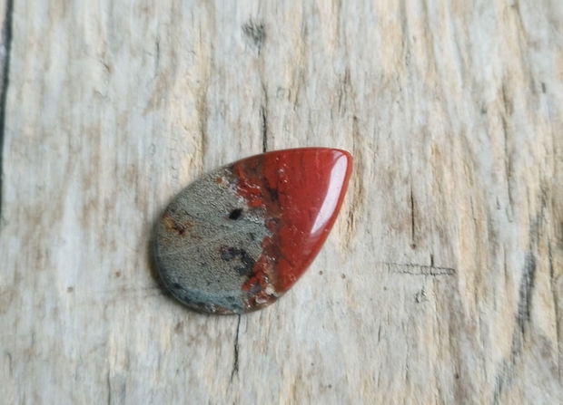 Cabochon jasp rosu cu pirita, 30x20 mm