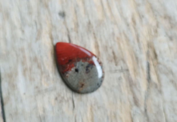 Cabochon jasp rosu cu pirita, 30x20 mm