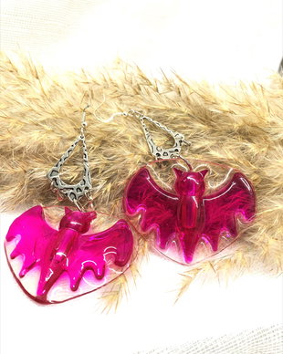 Cercei handmade   ,,Pink Bat,, din rasina