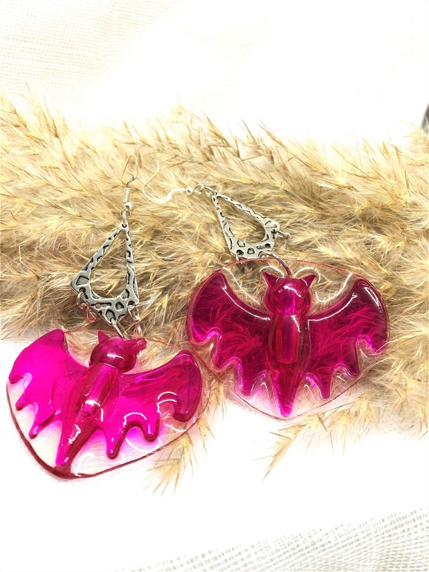 Cercei handmade   ,,Pink Bat,, din rasina