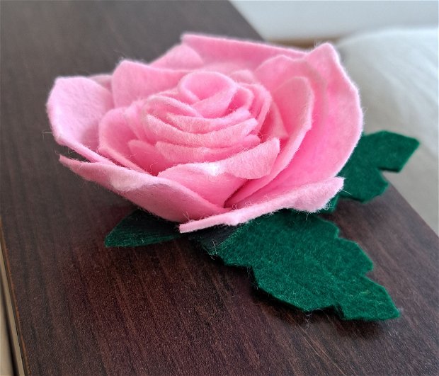 Broșă trandafir roz fetru