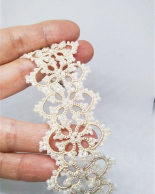 Colier choker bej din dantela lucrata manual in tehnica frivolite si margele Preciosa Ornela