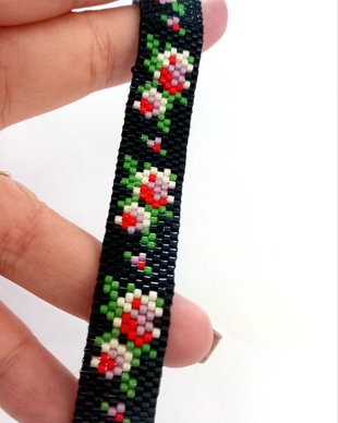 Bratara din margele cu model floral