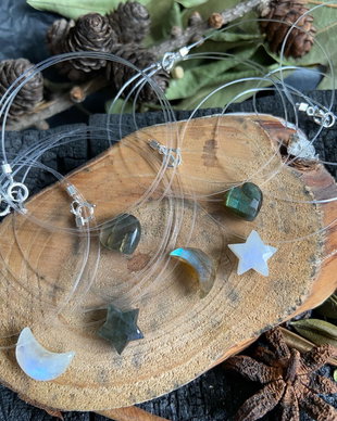 Pandantiv steluta, luna sau inimioara,din labradorit sau moonstone  suspendate pe fir transparent si inchizatoare din argint 925