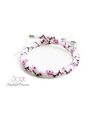 Colier handmade, crosetat cu margele de nisip - Flori de cires