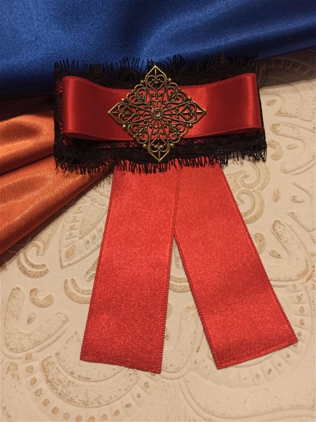 Brosa Eleganta - O Piesă Unică Handmade în Panglică Satinată Roșie cu Dantelă Neagră și Filigran Antichizat
