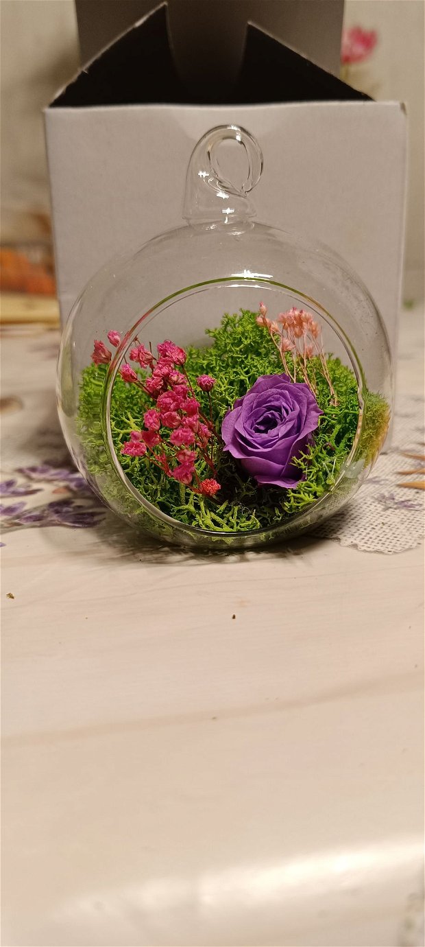 Glob de sticla cu mini trandafiri