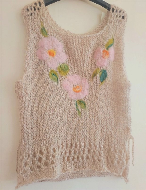 Vesta tricotata cu flori de mar impaslite