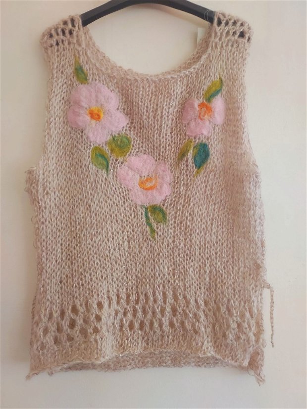 Vesta tricotata cu flori de mar impaslite