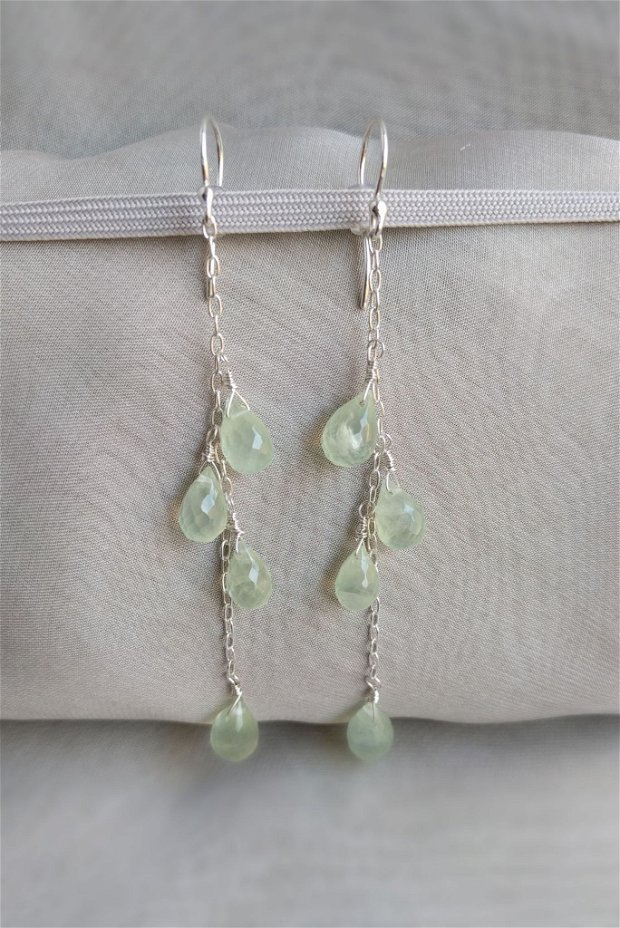 Floating -Cercei lungi din argint cu prehnit. Pietre semipretioase verzi. Idee cadouri pentru ea.Cercei din argint handmade.