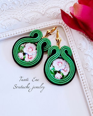 Cercei soutache verzi cu trandafiri