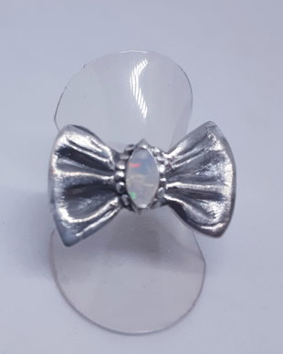 Inel unicat din argint pur, in forma de funda, cu un marquise de opal etiopian