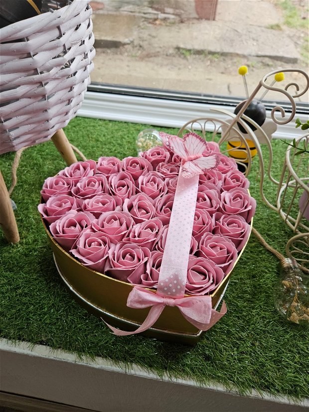Cutie în forma de inima cu trandafiri de săpun roz